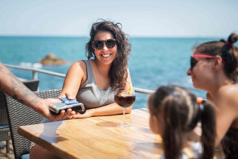 Huur een pinautomaat voor de zomermaanden